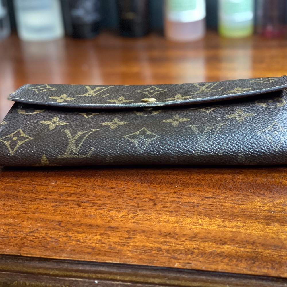 Authentic Louis Vuitton women's snap close wallet